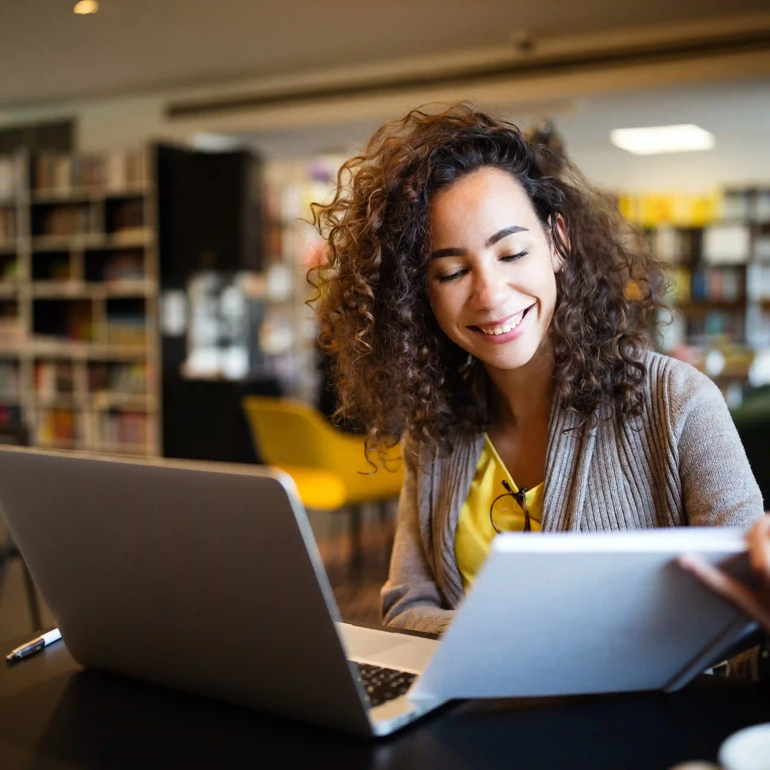 Make study. Афроамериканка читает книжку. Woman study. Красивая афроамериканка учится занимается учебой.